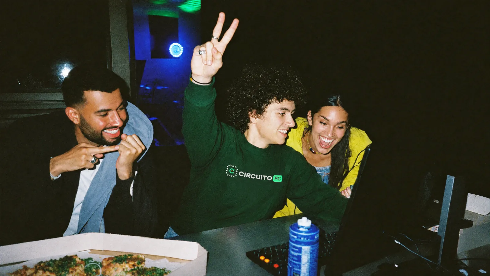 Amigos jugando juntos en la PC de noche