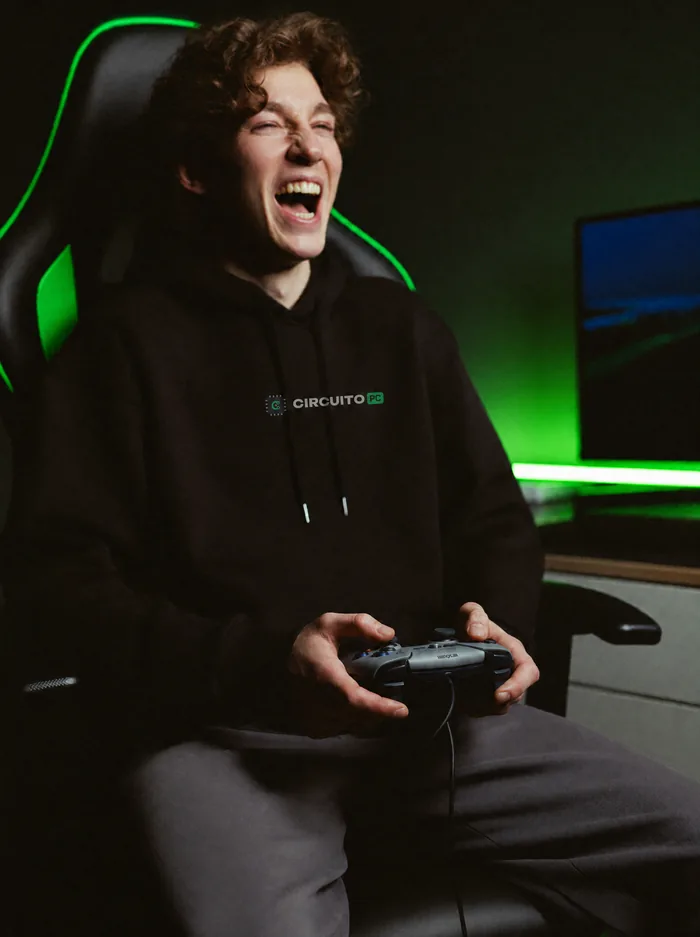Chico jugando con un joystick